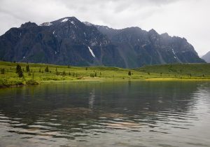 alaska lake and mountain